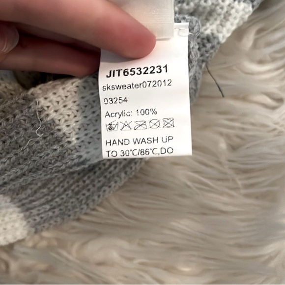 SHEIN Gray and White Knit Pullover - Picture 5 of 5
